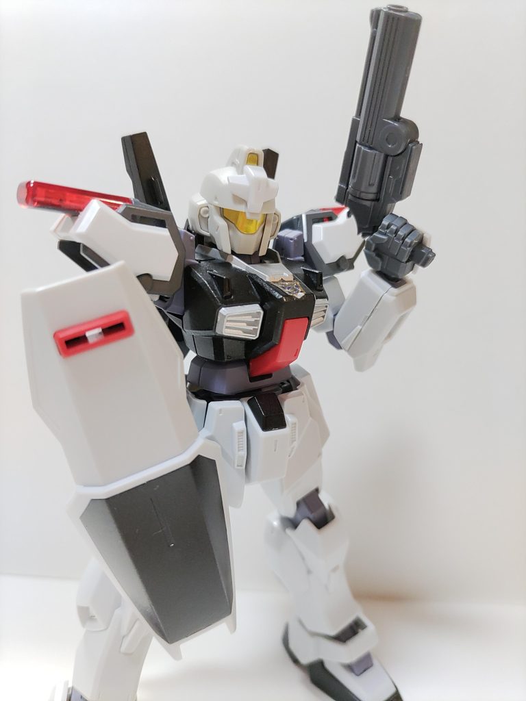 頭がMJのリゼルなのは①角が無く、デザインが合う物 ②大きめの物 が良かったから。ハンドパーツも30MMのCタイプで大きくしてあります。SDヴェルデバスター隊員からエンブレムシールを胸に。武器はリボルバー(コトブキヤウェポンユニット)