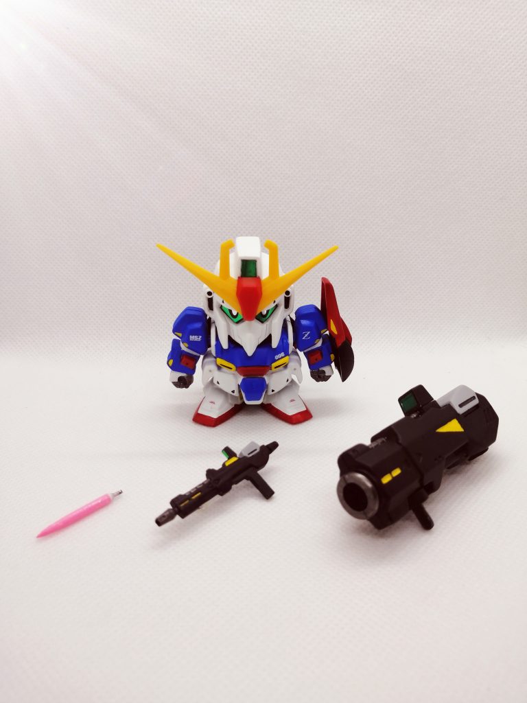 本体と付属品です。No,198 ゼータのアンテナは長いので多少削っています。こうやってみるとバズーカ砲か！っていうくらい、ゼータマンの武器はデカいですね。ロングビームサーベル用の刀身は、余ったランナーを加工し、銃接続用のピンを埋め込んで作りました。