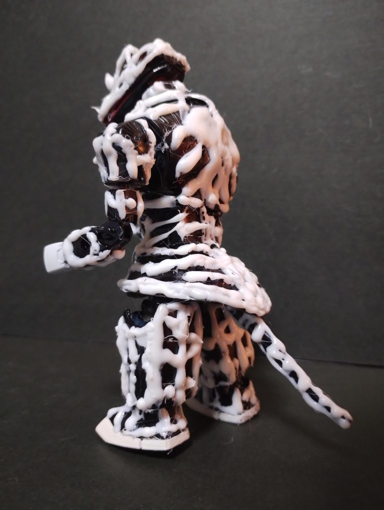 設定同様ジャンクパーツで組上げました。使用したのは以下の通り。頭-グフの足アゴ-ジムの足裏ツノ-グフのスパイク首-ガンタンクの車輪肩-ガンタンク腕-ガンダム手-ギャン胸部-ズゴック腹部-ガンダム腰部-ゾックの足首カバー股関節-ジム脚部-ガンキャノン(旧キット)足-ガンダム尻尾-カーテン用のフック組上げ後にグルーガンに白のスティックを入れて仕上げました。ヒゲだらけになった・・・。