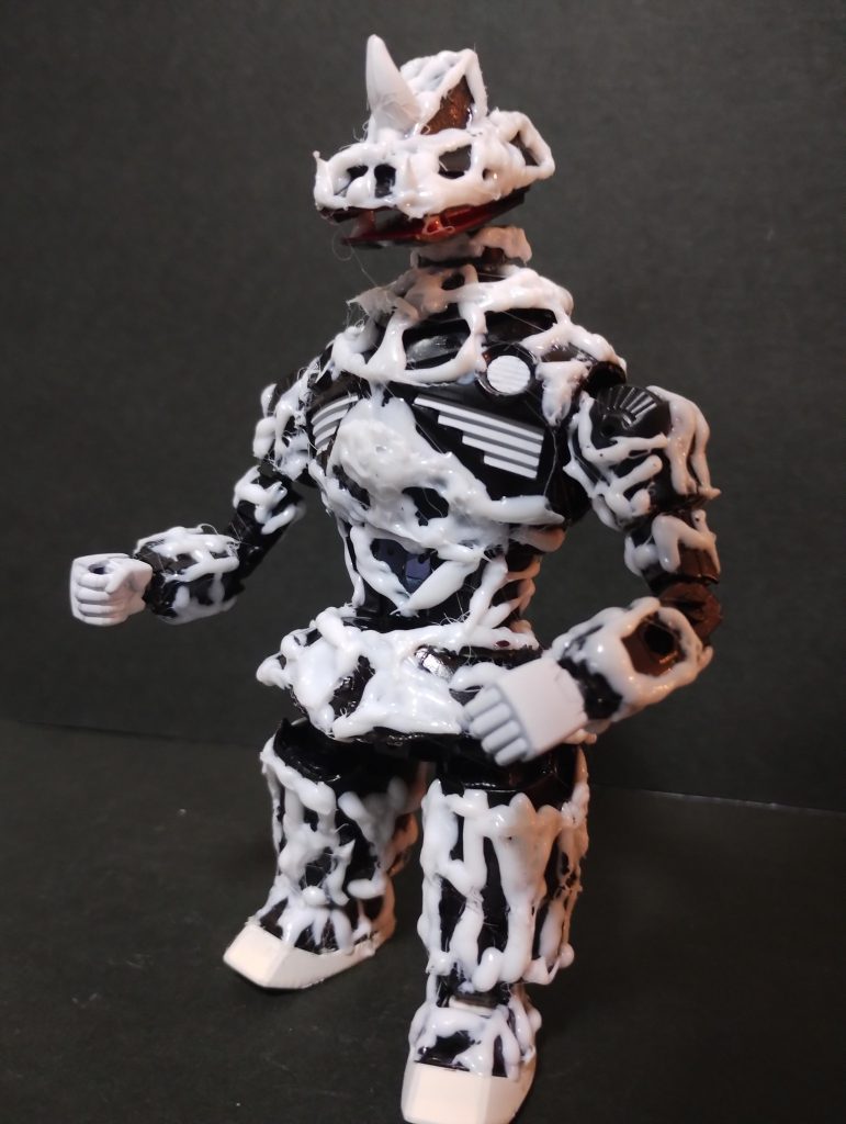 サイド6のジャンクヤードで組上げられたモビルスーツ。宇宙のどこかにあるという「モビルスーツ墓場」を目指していたが地球に落ちてきてしまった、という空想でそれっぽくつくりました。前回グルーガンを使用して楽しかったので今回こちらを作成しました。