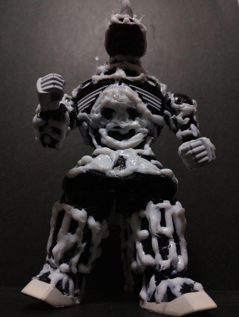 酸素欠乏症を患った元連邦の技術士官がジャンクヤードの部品で組上げた。彼が取り付けた回路が原因で戦死したニュータイプ達の残留思念が憑りついて動いてしまっている、という空想の設定です。