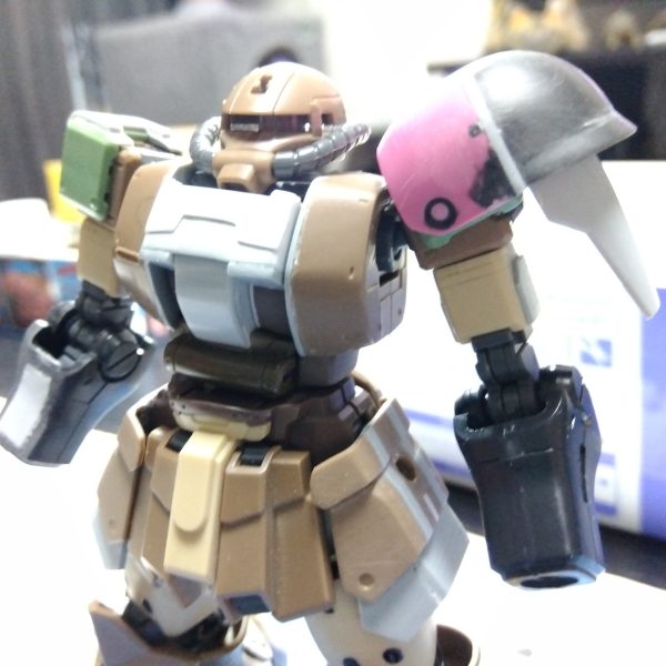 ザクのほうもディテール沼中ですが、一度工作した腕がどうにも気に入らなくなってきたので、やり直しました！散々ボディを盛りに持ったので(笑)画像②の元々の腕のままだと頼りなく感じたため、画像③のエコプラグフの腕に変えたのですが、隙間とか長さとか全体とのディテールの差とか色々気になってきて…結果腕にもアーマー付けたれ！と画像④のように元の腕にエコプラグフの腕を加工して小手化しました😁（3枚目）