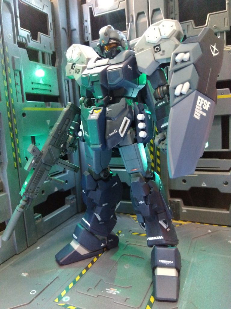 シェザール隊仕様の頭部センサーは好みではなかったのでノーマル仕様。スタークジェガンの肩の増加装甲を意識してジェスタキャノンの肩に変えました。シールドはBJで接続。