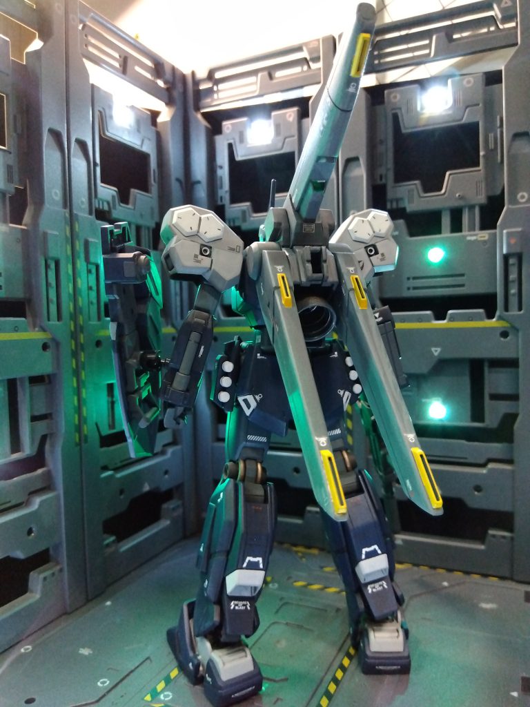 このタイプのバックパックが好みなので、ジェガンタイプに換装しても良いようにグレーで塗装。