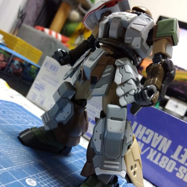 ザクのほうもディテール沼中ですが、一度工作した腕がどうにも気に入らなくなってきたので、やり直しました！散々ボディを盛りに持ったので(笑)画像②の元々の腕のままだと頼りなく感じたため、画像③のエコプラグフの腕に変えたのですが、隙間とか長さとか全体とのディテールの差とか色々気になってきて…結果腕にもアーマー付けたれ！と画像④のように元の腕にエコプラグフの腕を加工して小手化しました😁（1枚目）