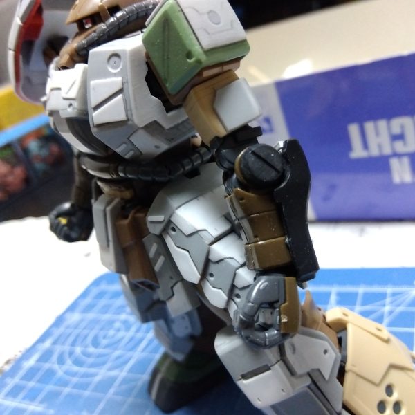 ザクのほうもディテール沼中ですが、一度工作した腕がどうにも気に入らなくなってきたので、やり直しました！散々ボディを盛りに持ったので(笑)画像②の元々の腕のままだと頼りなく感じたため、画像③のエコプラグフの腕に変えたのですが、隙間とか長さとか全体とのディテールの差とか色々気になってきて…結果腕にもアーマー付けたれ！と画像④のように元の腕にエコプラグフの腕を加工して小手化しました😁（4枚目）