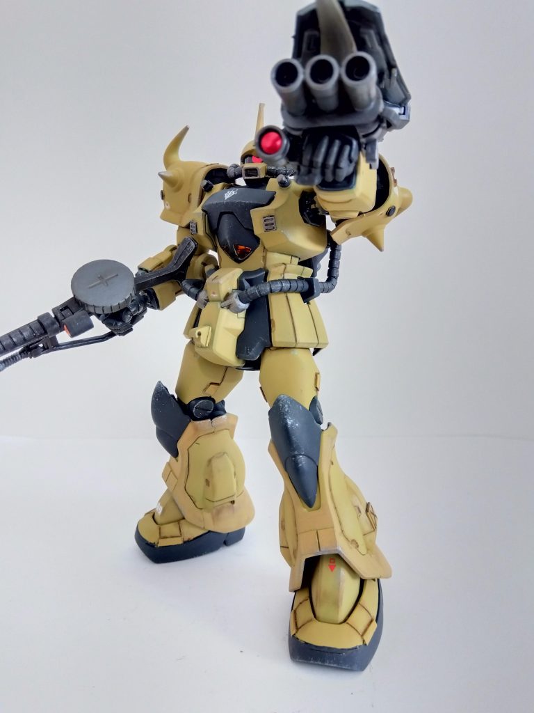 グフカスタムにはMSGやプラ板、筋彫りでディテールアップを。