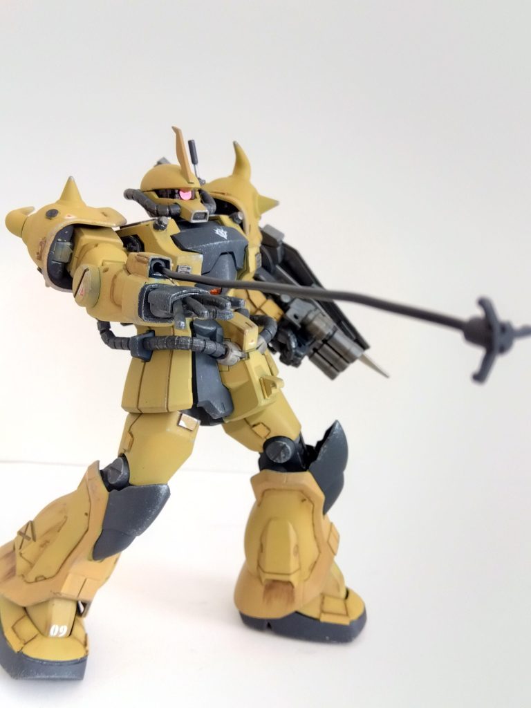 塗装はスプレーと筆塗りの併用で。リアルタッチマーカーやドライブラシ、スポンジでウェザリングを施しました。カラーリングはHowToBuildGundam2のアフリカ戦線駐屯地のグフを参考に。