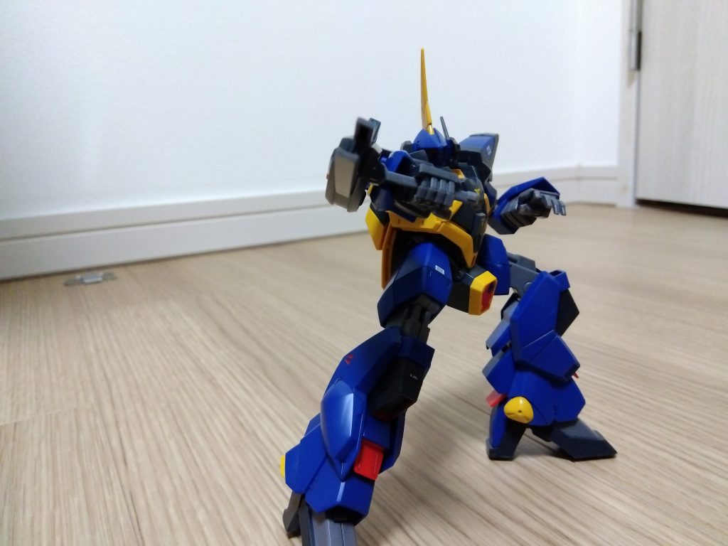 独特の形状ですね。ザクやジムなどと違って明確な腰部がなく、胴体から直接脚が生えているような。