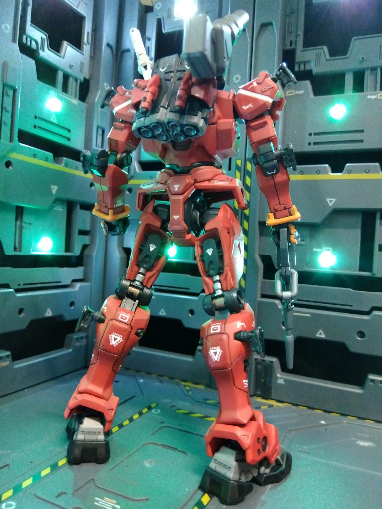 手首周りや手甲のロールバー？、肩の識別灯etc細かい塗分けが老眼にはなかなかの難題でした。出来る限り塗装しましたが、頭部とウェポンマウントは付属のシールを貼りました。