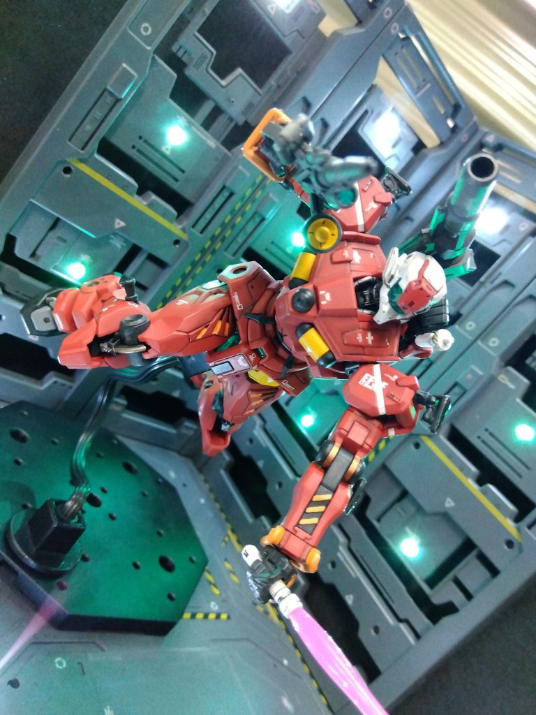 腹部の可動で前傾、仰け反り出来るのでポーズを取らせるのが楽しい。