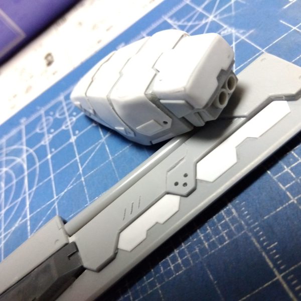 今日は武器の制作を進めました☺️以前にも投稿した大剣にギミックを仕込み…ホヤみたいな形のものを新たにスクラッチw大剣は画像②のように持ち手を引き抜くとイフリートお馴染みのコールドブレードにホヤは画像③のようにザクの腕に接続。シールド兼インパクトナックルのような武器？ですかね😁そして！とうとうこいつが届きました😆作る順番はまだ先になると思いますが、箱を開けてランナー眺めてニマニマしちゃいました🤤w（1枚目）