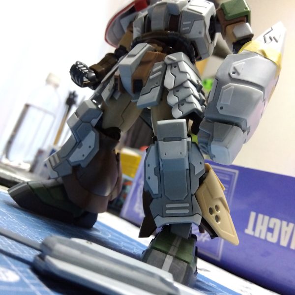今日は武器の制作を進めました☺️以前にも投稿した大剣にギミックを仕込み…ホヤみたいな形のものを新たにスクラッチw大剣は画像②のように持ち手を引き抜くとイフリートお馴染みのコールドブレードにホヤは画像③のようにザクの腕に接続。シールド兼インパクトナックルのような武器？ですかね😁そして！とうとうこいつが届きました😆作る順番はまだ先になると思いますが、箱を開けてランナー眺めてニマニマしちゃいました🤤w（3枚目）