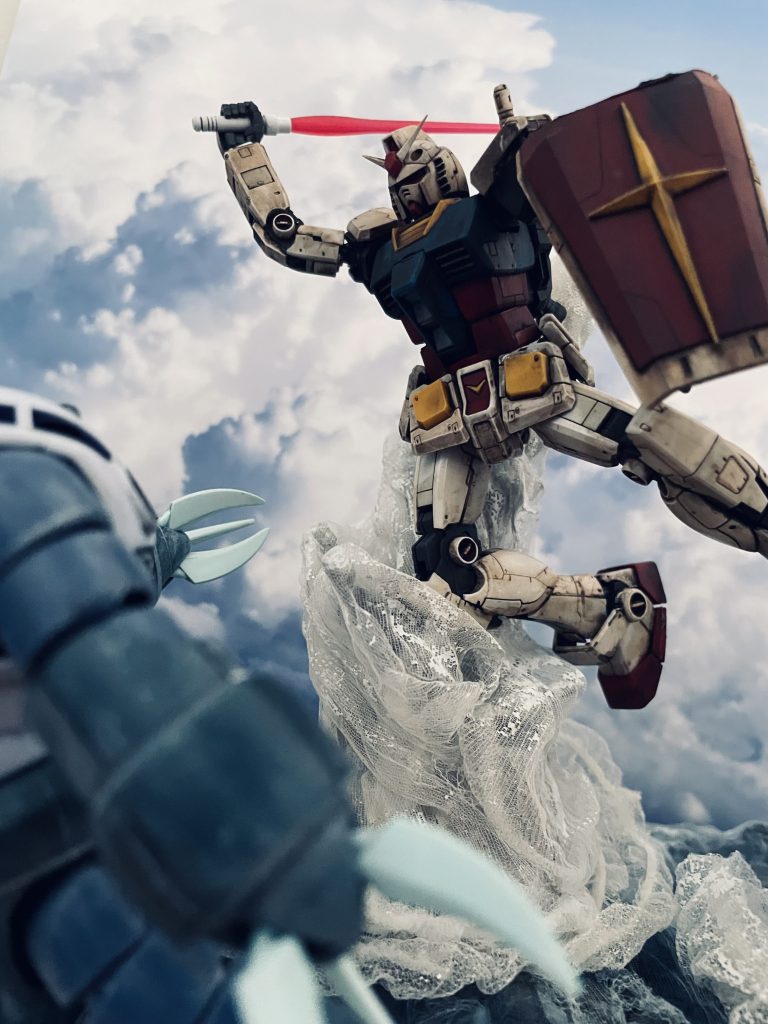 第27話「女スパイ潜入!」のワンシーンをイメージしています。バランスを崩したズゴックへ上段から斬りつけるガンダムです。