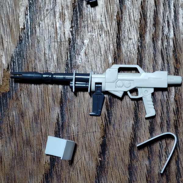 　久しぶりに更新します。　ビームライフルのストーリー投稿第５弾です。　銃身下部のエネルギーパック的なパーツを製作していきます。　曲げ癖を付けたプラ板にスジボリを施し、ディテールを入れていきます。　ここからさらに細かなディテールアップや微調整をおこなっていきたいと思いますが、諸事情により更新頻度がかなり遅れるかもしれません・・・。　どうか気長に、ネタバレなしでお付き合いいただければと思います。（2枚目）