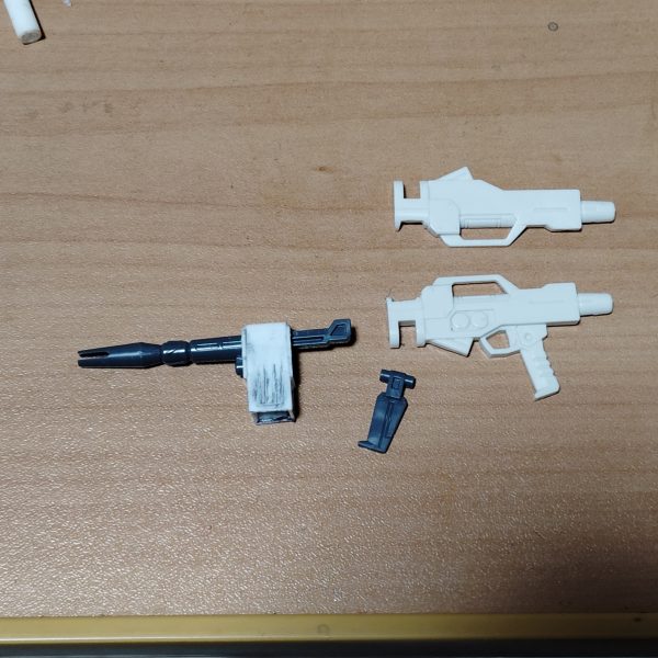 　久しぶりに更新します。　ビームライフルのストーリー投稿第５弾です。　銃身下部のエネルギーパック的なパーツを製作していきます。　曲げ癖を付けたプラ板にスジボリを施し、ディテールを入れていきます。　ここからさらに細かなディテールアップや微調整をおこなっていきたいと思いますが、諸事情により更新頻度がかなり遅れるかもしれません・・・。　どうか気長に、ネタバレなしでお付き合いいただければと思います。（3枚目）