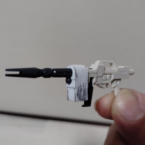 　久しぶりに更新します。　ビームライフルのストーリー投稿第５弾です。　銃身下部のエネルギーパック的なパーツを製作していきます。　曲げ癖を付けたプラ板にスジボリを施し、ディテールを入れていきます。　ここからさらに細かなディテールアップや微調整をおこなっていきたいと思いますが、諸事情により更新頻度がかなり遅れるかもしれません・・・。　どうか気長に、ネタバレなしでお付き合いいただければと思います。（1枚目）