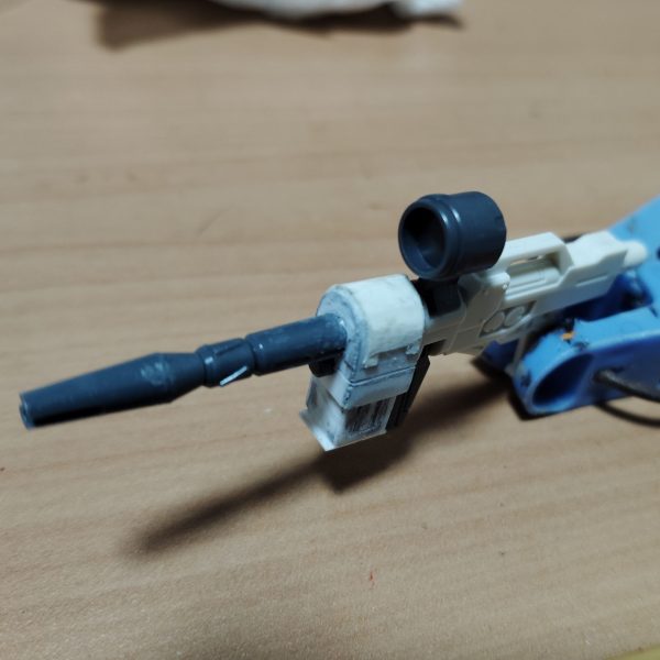 　ビームライフルのストーリー投稿第６弾です。　前回製作した銃身下部のエネルギーパック的なパーツのディテールアップをおこなっていきます。　まずは底面にディテールを兼ねたフタを、プラ板でスクラッチし取り付けました。　そして上半分には、前回同様曲げ癖を付けた0,5mmのプラ板を貼り付け、スジボリなども追加しながらディテールアップをします。　これで、エネルギーパック的なパーツは大体形になりました。　このパーツで、勘の良い方なら私が製作している新型武装の正体が分かってしまうかもしれませんが、「ネタバレ、ネタつぶし、ダメ！絶対！！」　次回はスコープをいじっていきたいと思います。　よろしければ、完成まで気長にお付き合いください。　（1枚目）