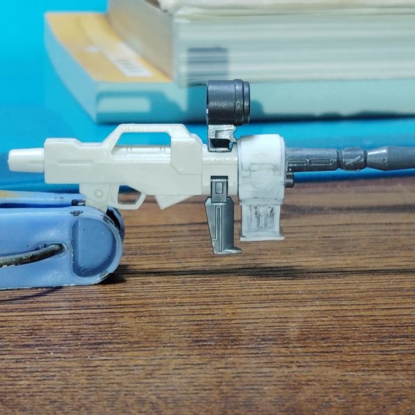 　ビームライフルのストーリー投稿第６弾です。　前回製作した銃身下部のエネルギーパック的なパーツのディテールアップをおこなっていきます。　まずは底面にディテールを兼ねたフタを、プラ板でスクラッチし取り付けました。　そして上半分には、前回同様曲げ癖を付けた0,5mmのプラ板を貼り付け、スジボリなども追加しながらディテールアップをします。　これで、エネルギーパック的なパーツは大体形になりました。　このパーツで、勘の良い方なら私が製作している新型武装の正体が分かってしまうかもしれませんが、「ネタバレ、ネタつぶし、ダメ！絶対！！」　次回はスコープをいじっていきたいと思います。　よろしければ、完成まで気長にお付き合いください。　（4枚目）