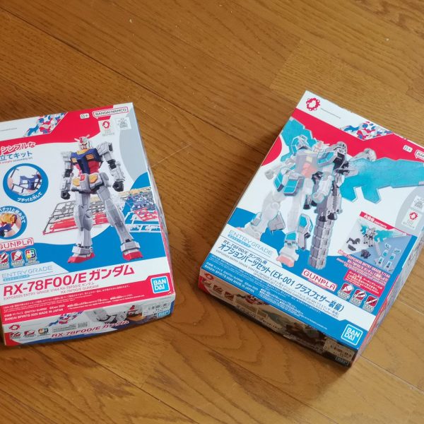 いつもの製作前のキット開封投稿です。が、実際には4月開始です。横浜ガンダム欲しいなーと思いながら、重い腰が上がらず（期間延長あったのに・・・観に行かなかった、しかし、細かい仕様が違うとはいえ万博ガンダムとして一般販売されたので購入(/・ω・)/ｳｪｰｲ最初は本体だけのつもりだったのですが、せっかくならと追加装備も買ってみましました。発売当初は投稿少なかったですが、最近はカッコいい作品が見られますね・・・果たして私のガンダムはカッコよくなれるのか？？（1枚目）