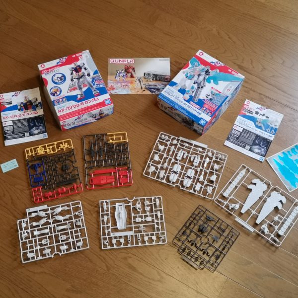 いつもの製作前のキット開封投稿です。が、実際には4月開始です。横浜ガンダム欲しいなーと思いながら、重い腰が上がらず（期間延長あったのに・・・観に行かなかった、しかし、細かい仕様が違うとはいえ万博ガンダムとして一般販売されたので購入(/・ω・)/ｳｪｰｲ最初は本体だけのつもりだったのですが、せっかくならと追加装備も買ってみましました。発売当初は投稿少なかったですが、最近はカッコいい作品が見られますね・・・果たして私のガンダムはカッコよくなれるのか？？（2枚目）