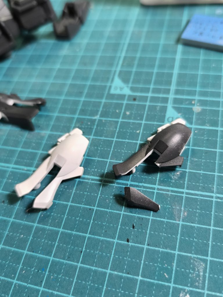 ついでに脛も破損。この細いとこ折れやすい。特に分解時注意。