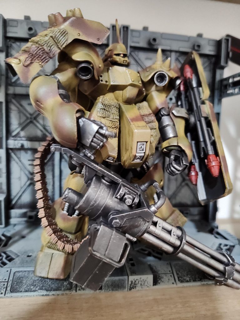 ミリタリー感あるMSだったので似合うかなとコトブキヤのガトリング持たせてみました