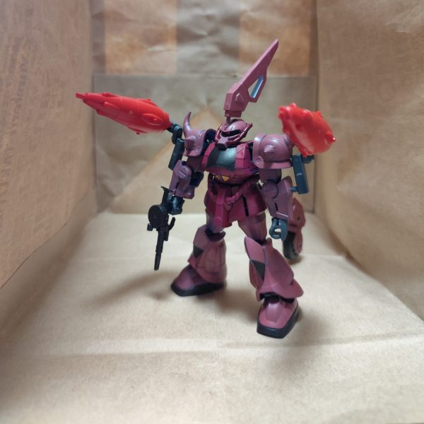 アンテナに個性がある赤いグフ