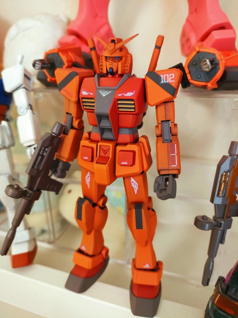 元から濃いグレーのキットなのでマスキングだけで塗り分けた風になって楽でした。スミ入れすらしていません。EGのガンバレルストライカーよりビットを拝借。