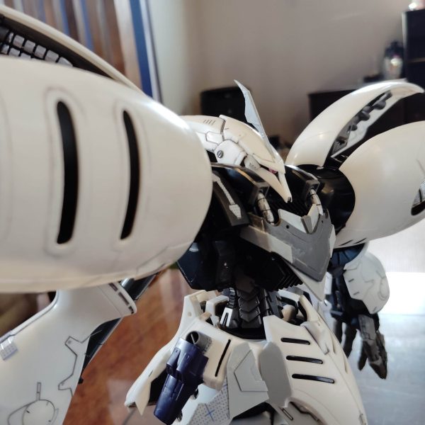 閲覧ありがとうございます!先日のキュベレイダムドの続きです!モチベーションを保つため、組み上げてみました大きいのでフレームに収まらないですが、これはカッコいいです!古くなっているのでポロリが多いです調整して、ちゃんとポーズを取れるようにしようと思います今日はここまでです（1枚目）