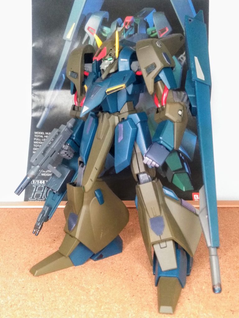 可変がメインなのでアクションは苦手なコノ子 😅仕方ないので今回の 蛇足作業🐍👣 を実行です 😤💨💨『アッシマーの投稿https://gumpla.jp/hg/2437577』でのデザイン失敗に懲りもセズ!頭を連邦風に右側のシールドの武装をチョチョイと!弄ってみました 😆⤴️⤴️