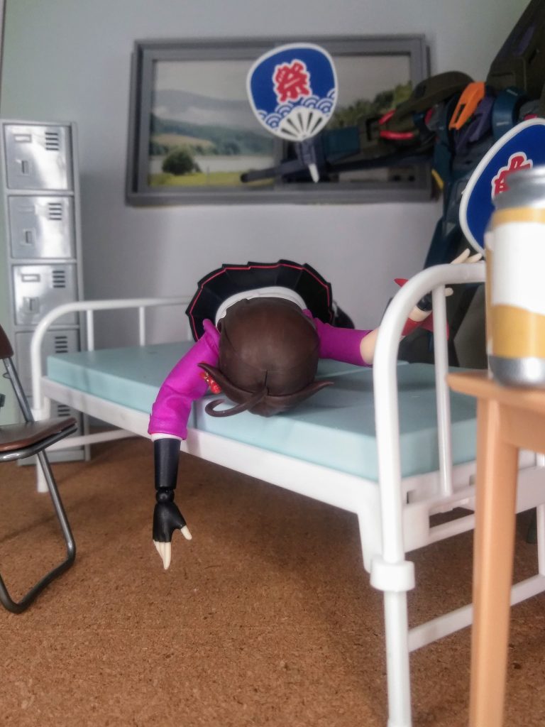 『夏の健康面での注意要項』 夏を過ごす注意点として、熱中症、食中毒、紫外線、冷房病などが挙げられます。熱中症対策外出時は水分をこまめにとり、日陰を利用してこまめに休憩しましょう。 帽子や日傘で直射日光をさえぎることも大切。 通気性の良い、吸湿・速乾の衣服着用がおすすめです。 急に暑くなる日や、暑い時間帯には、外出や屋外の作業を控えるように。食中毒対策防ぐには、「つけない」「増やさない」「やっつける」の3原則を意識した対策が重要です。具体的には、調理前後の手洗い、食材の適切な保存、中心部までしっかり加熱することが効果的。また、生肉や魚を扱う際は、他の食材への二次汚染を防ぐため、まな板や包丁を使い分けるなどの工夫も有効です。紫外線対策日焼け止め、日傘、帽子、サングラスなどのグッズを効果的に活用し、日中の紫外線が強い時間帯を避けることが重要です。また、日焼け止めはこまめに塗り直し、衣服で肌を覆うことも有効。さらに、室内でも窓ガラスやカーテンを通して紫外線が侵入するため、UVカット効果のあるものを選ぶと効果的。冷房病(クーラー病)対策としては、室温と外気温の差を小さく保つこと、体を冷やさない服装を心がけること、そして体を温める習慣を身につけることが重要です。具体的には、エアコンの設定温度を調整し、羽織物や腹巻などで体温を調節したり、温かい飲み物や食事を摂る、湯船に浸かるなどして体を温めると良いでしょう。 『熱気にヤラれた人』(演:シグレカイサン)『介護する人』(演:ギャプラン) 生命に係わる事態も起こり得ます!くれぐれもご注意を❗