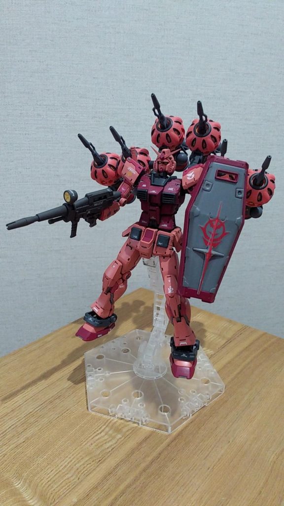 HGビットと赤いガンダム–2枚目/制作者：stinger31