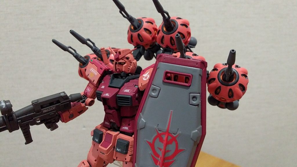 HGビットと赤いガンダム–2枚目/制作者：stinger31