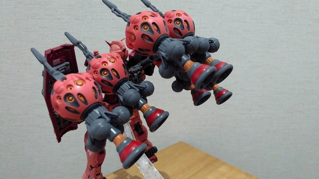 HGビットと赤いガンダム–3枚目/制作者：stinger31