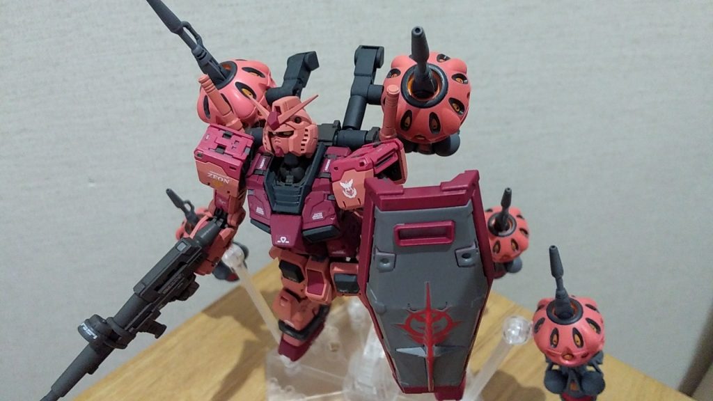 HGビットと赤いガンダム