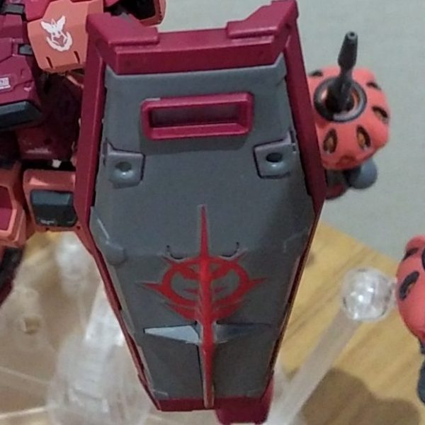 HGビットと赤いガンダム