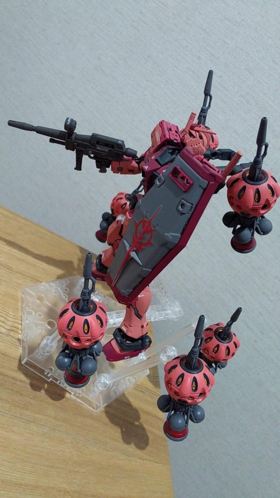 HGビットと赤いガンダム–5枚目/制作者：stinger31