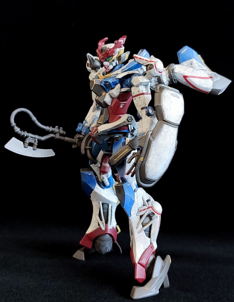 ほぼ素組みですが、角の形状は若干削り込んでスリムに、また腕の赤ラインの部分もヤスリがけして薄くしました。