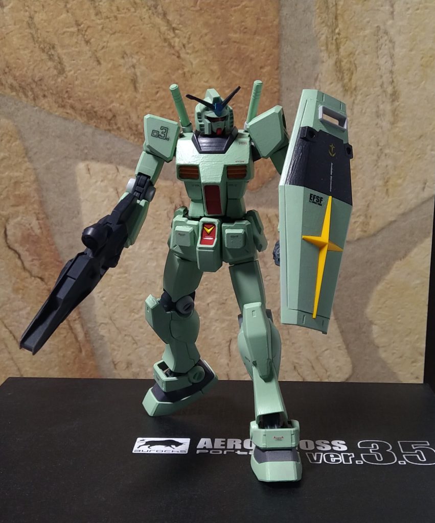 盾とうまく塗れた足がお気に入りです、胸部は厚ぼったくなってしまいました、目にクリアーブルーを塗ったらこれまた厚くなり暗めにライフルはエアリアルのを、こっちのがジェガンぽいかなと手に入ったらゾックもこの色で塗ってみたいですなあ