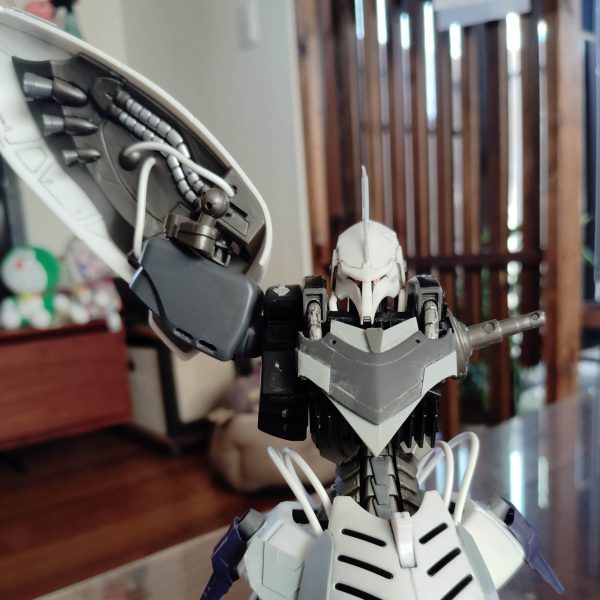 閲覧ありがとうございます！先日のキュベレイダムドの続きです！腰周り、肩バインダー内に配線コードでディテールアップしましたあと、腹部が短く感じたので2㍉延長してみました配線は白にしてみましたが、赤、黒も混ぜるとカッコいいかもしれないですね今日はここまでです（1枚目）