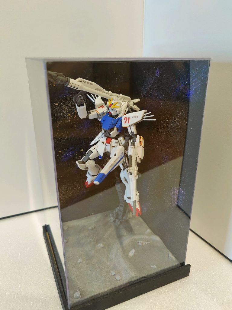 自作のケース兼簡単なジオラマにして飾りますガンプラ製作自体も楽しいですが、好きな機体だとより楽しいですね！