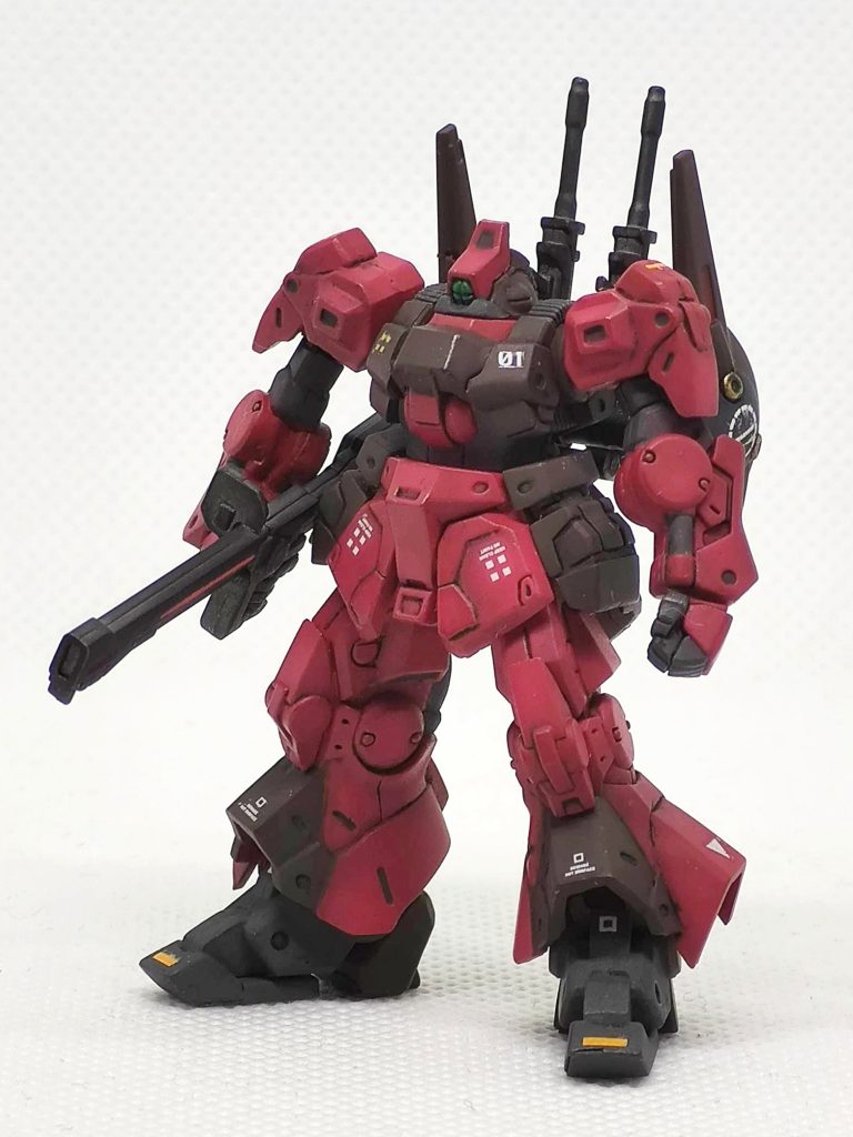 エアブラシで大まかに塗装、細かい部分は筆塗り(赤が本来のリックディアスの赤と違う気がするのですが・・・)。スミ入れ、デカール貼り後、艶消しクリヤーでオーバーコートしています。