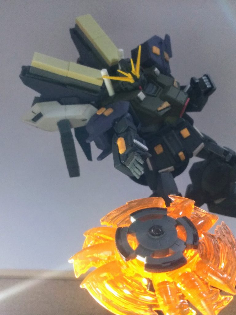 『ヒュッケバイン30th』には😟ｼﾂｺｲｶﾅ?『リープ・スラッシャー』と、いうバックパックの羽部分に格納されている6つの扇型パーツを射出した後、連結してリングを形成し攻撃する投擲？兵器が装備されています 😚💖この演出がかなりカッコいい‼️👍なので｢UP主｣も真似します 😏武器名は『ウルトラマンとウルトラセブン』のアレにアヤカッて『リング・スラッガァ』で、イッテみるかな⤴️ 😆💓💓