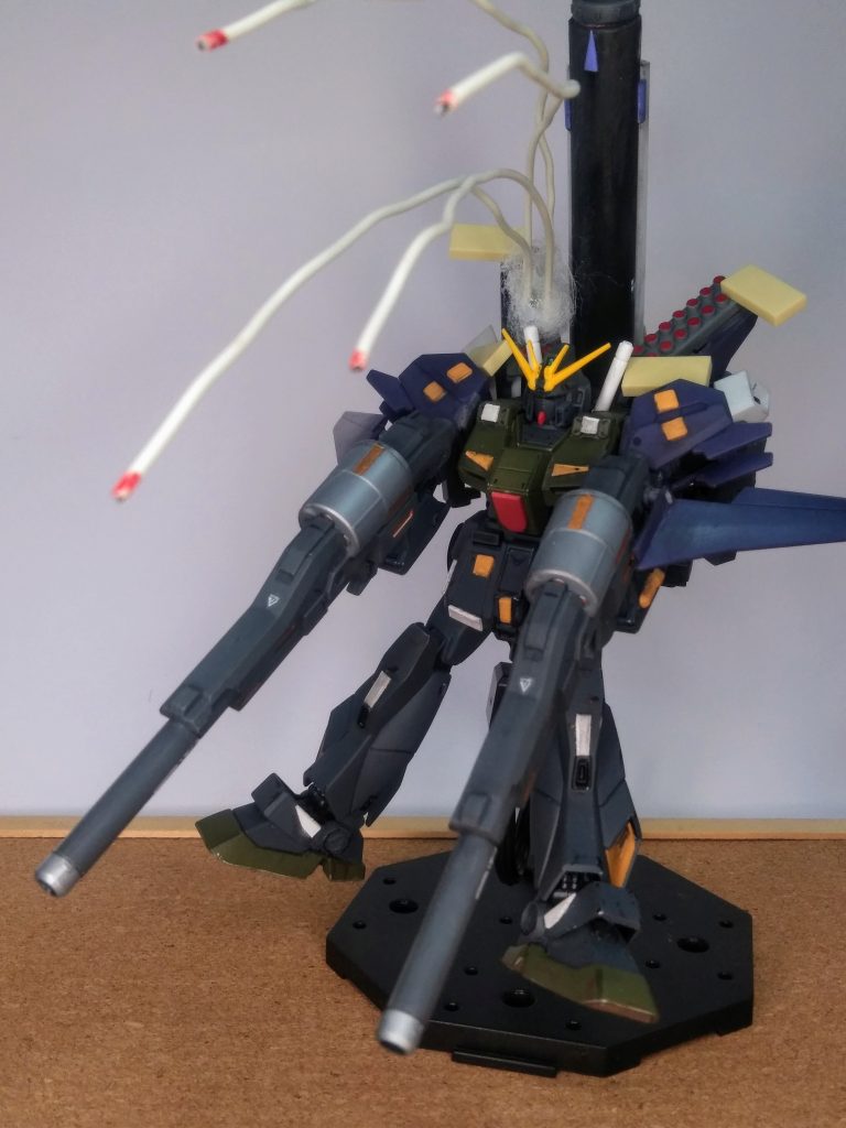 『マイクロミサイル』👏👏👏『ヒュッケバイン30th』にもウィング・スラスター・ユニットに片翼10個ずつ合計20個搭載されているミサイル 🧐フム！コッチは片翼15個ずつ、合計30個を搭載しとこう 😌両手に持つのは、背部に装着されていた『メガランチャー』🤤💦💦『ヒュッケバイン30th』で云うところの『グラビトン・ライフル』ですね 😚💖 ※『グラビトン・ライフル』とは(割愛しても問題ナシ)｢ハイフライヤー・ユニット｣の｢マウントアーム｣に2丁装備されている。本体形状は基本的には｢ヒュッケバイン30｣のものと変わらない。｢マウントアーム＂を前方に出すことで｢ハイフライヤー・ユニット｣の羽部分ごと腕部外側に装備可能なほか、背部にマウントしたまま前方に展開することで｢背部キャノン｣のように発射することも可能。本形態では単体では登場せず｢フルインパクト・ブラックホール・キャノン｣で背部にマウントした状態で発射する。また｢METAL ROBOT魂 (Ka signature)｣ では｢ヒュッケバイン30｣の｢ダブル・グラビトン・ライフル｣同様並列合体が可能となっている。単体では登場しないが｢フルインパクト・ブラックホール・キャノン｣の演出内にて使用。