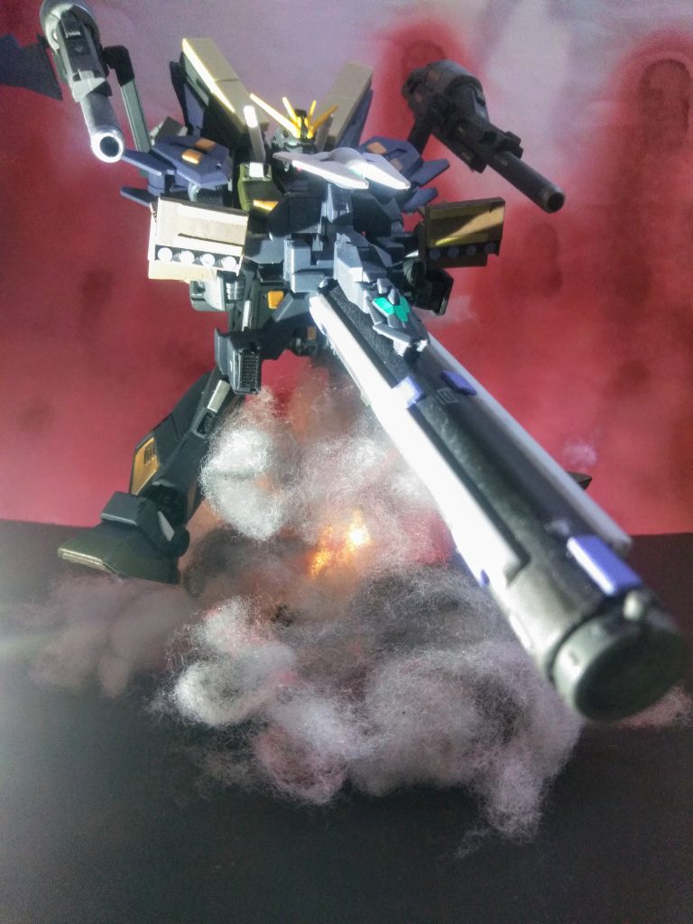 ｢｢｢シーケンス！FIBC｣｣｣必殺技ってヤツでさぁ🤩⤴️⤴️ 『ハイ・メガランチャー』を発射態勢へ『ヒュッケバイン30th』だと『ブラックホール・キャノン』に当てハマります 😋  ※『ブラックホール・キャノン』とは(勿論、飛ばして下さって結構です)文字通り｢マイクロブラックホール｣を打ち出し、着弾点に高重力を発生させ周囲の隕石や残骸などを引き寄せながら標的を圧壊させる武装。｢初代ヒュッケバイン｣のものと基本的に同じ。未使用時はバックパック中央にマウントしており、使用時には射出して両サイドのグリップを掴んで使用する。『30』では単体では使用せず｢フルインパクト・ブラックホール・キャノン｣の演出内にて使用。『DD』では単独武装として採用。特殊属性のSSR必殺技で、MAP兵器。