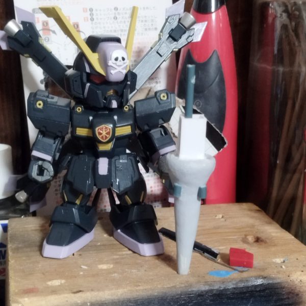 sdクロスボーンガンダムX2改のショットランサーですX2改は結構前からでてきてたのですが武器が一つもできてないのでまだ投稿できてません…（そもそもX2改はショットランサー持ってないんだけどね）ショットランサーは100均の樹脂粘土で形を作って溶きパテを塗りたくって表面を滑らかに〜そしてランナーでバルカン？を作ってプラ板で四角いの作ってランナー棒ぶっ刺して…って感じですね接着はボンドで行っているので硬化するまで時間がかかりそうです(⁠ ⁠；⁠∀⁠；⁠)