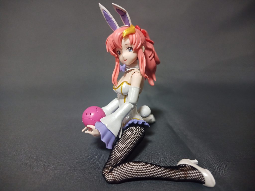 本格的にオリジナルからの類似立体物作りたいならボディを芯にパテで埋めて削って掘ってとかをするのが近道とは思うのでパチモンというよりは「如何に既存製品のパーツ活かしつつタイツ映えするB社製メインの可動美プラ作れるか」にチャレンジした形となります^^;