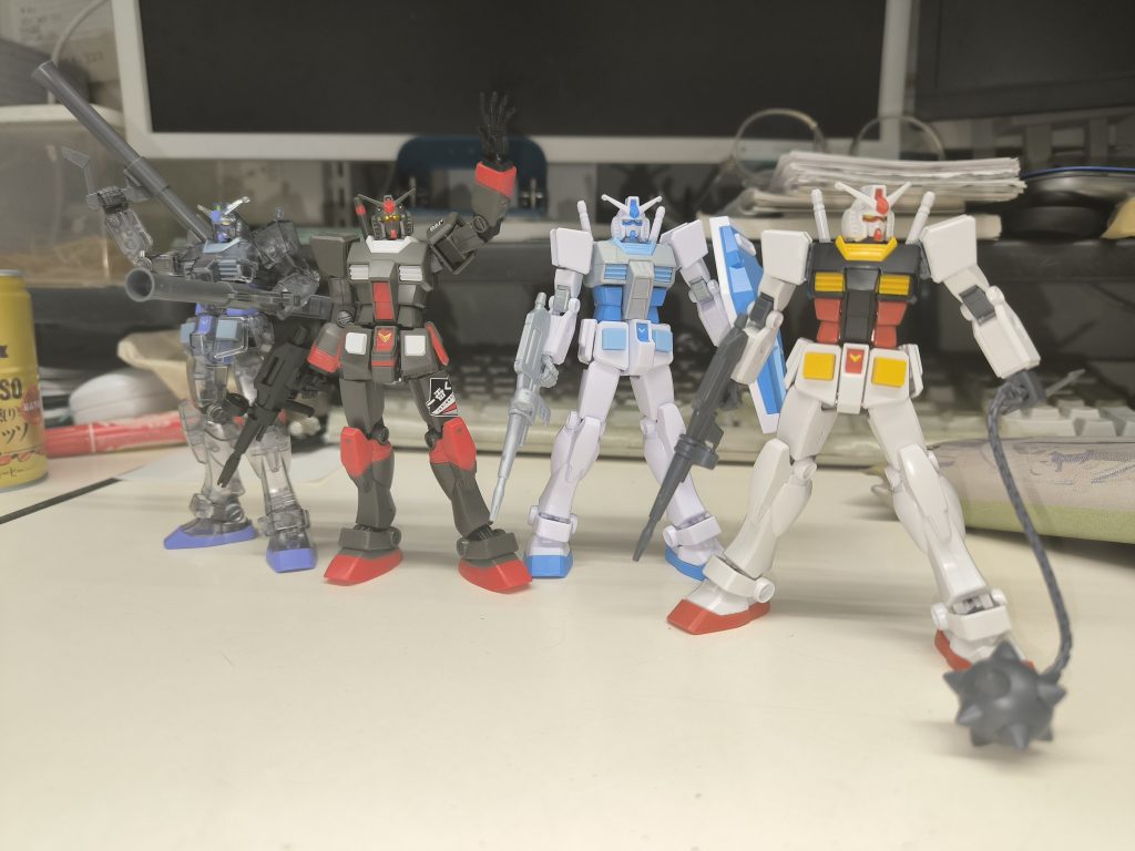 作品名：[EG]三角定規＋１[HG]<p>[三角定規＋１] 出撃！現場直行出来るのは……… ちょうど数が４機だからって 安直に四天王なんて言いません！わよ♪ [ 2004GUNPLA-KUJI[F賞] ]×5 黒いガンダム……好きなプロトタイプガンダムやフルアー […]</p>