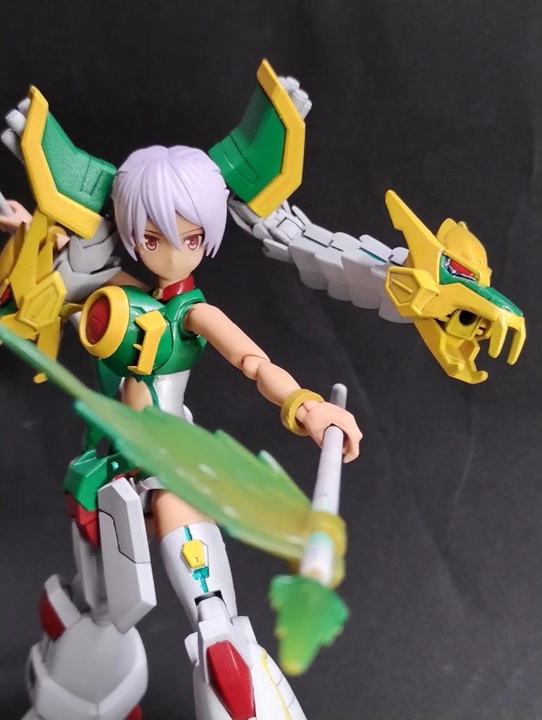 ……というわけでキャラクターのイメージとしては「封神演義の哪吒」。フジリュー版の、いかにも宝貝人間の感じをドラゴンガンダムMS少女に落とし込んでいきました。当初は「30MS・シアナ=アマルシア」のフェイスパーツをそのまま使うつもりでしたが、表情が柔和すぎるのが気になったため撮影直前でイノセンティアのアイデカールに切り替え。アイデカール使用で「表情がちょっと読みづらい・キリっと系美少女」の雰囲気が出せてたらいいな!ドラゴンガンダムの腰アーマーは前面&後面だけ使いました(後面はドラゴンクローと干渉するので外すことが多いです)腰アーマーの垂れ方がチーパオっぽい雰囲気に見えて、なんとなくデザインとあってる感じがしますね。